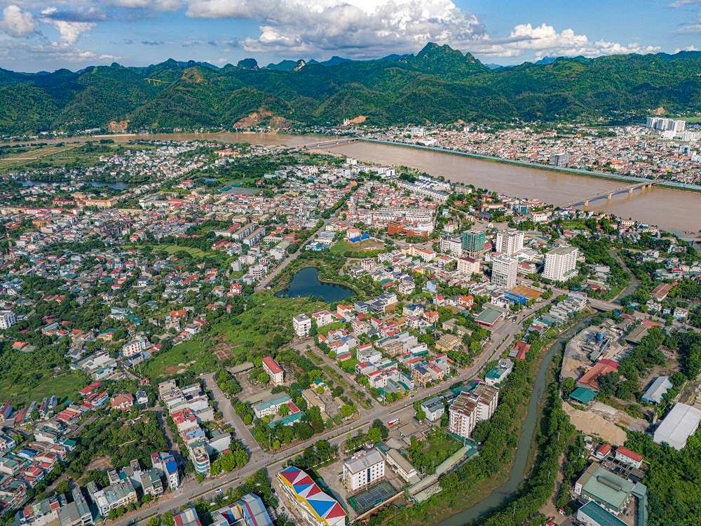 Các tuyến đường ven sông Đà cho cư dân di chuyển thuận lợi hơn